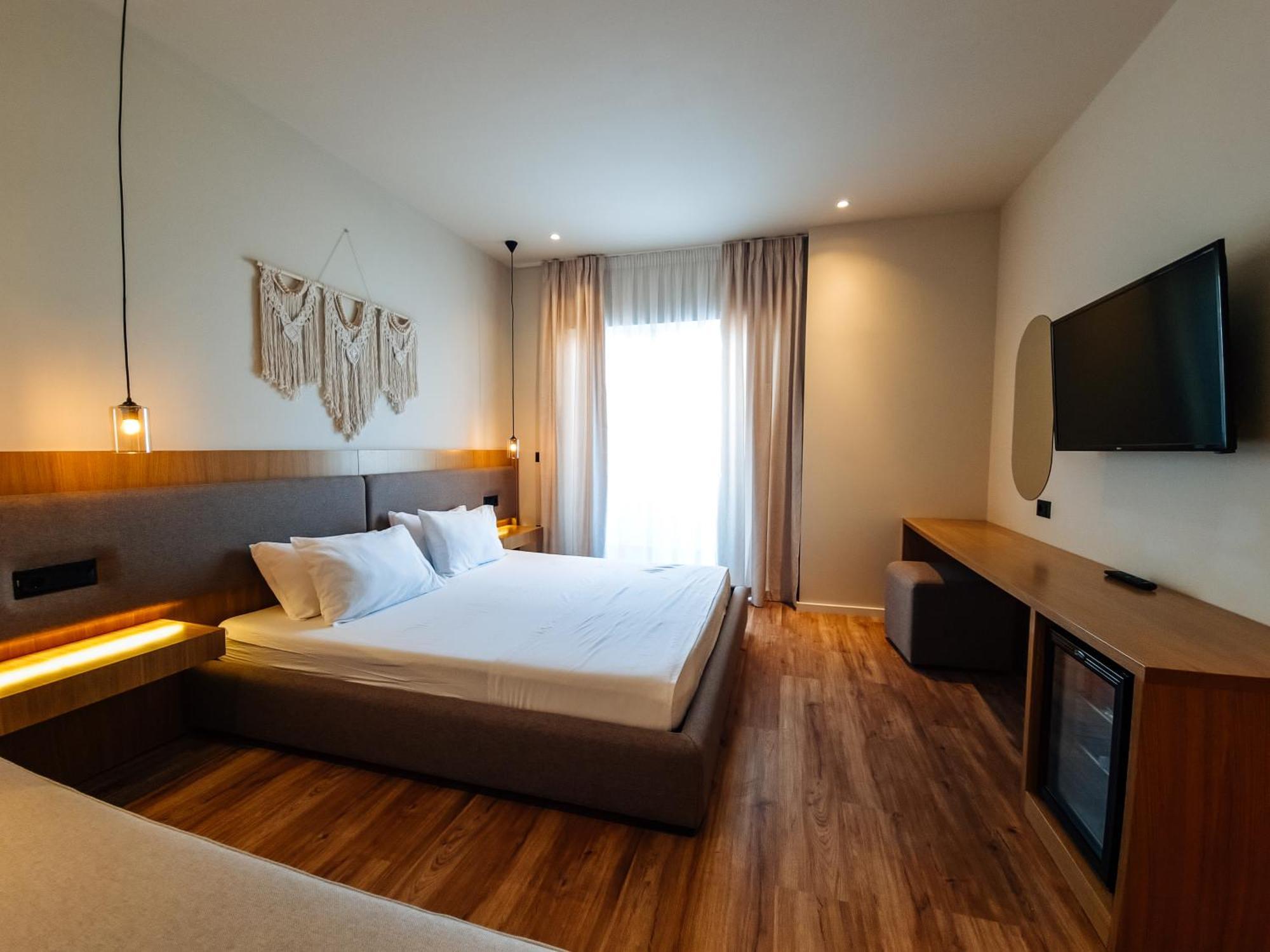 Sunset Shoreline - Sea View - Free Private Parking - Pool Hotel