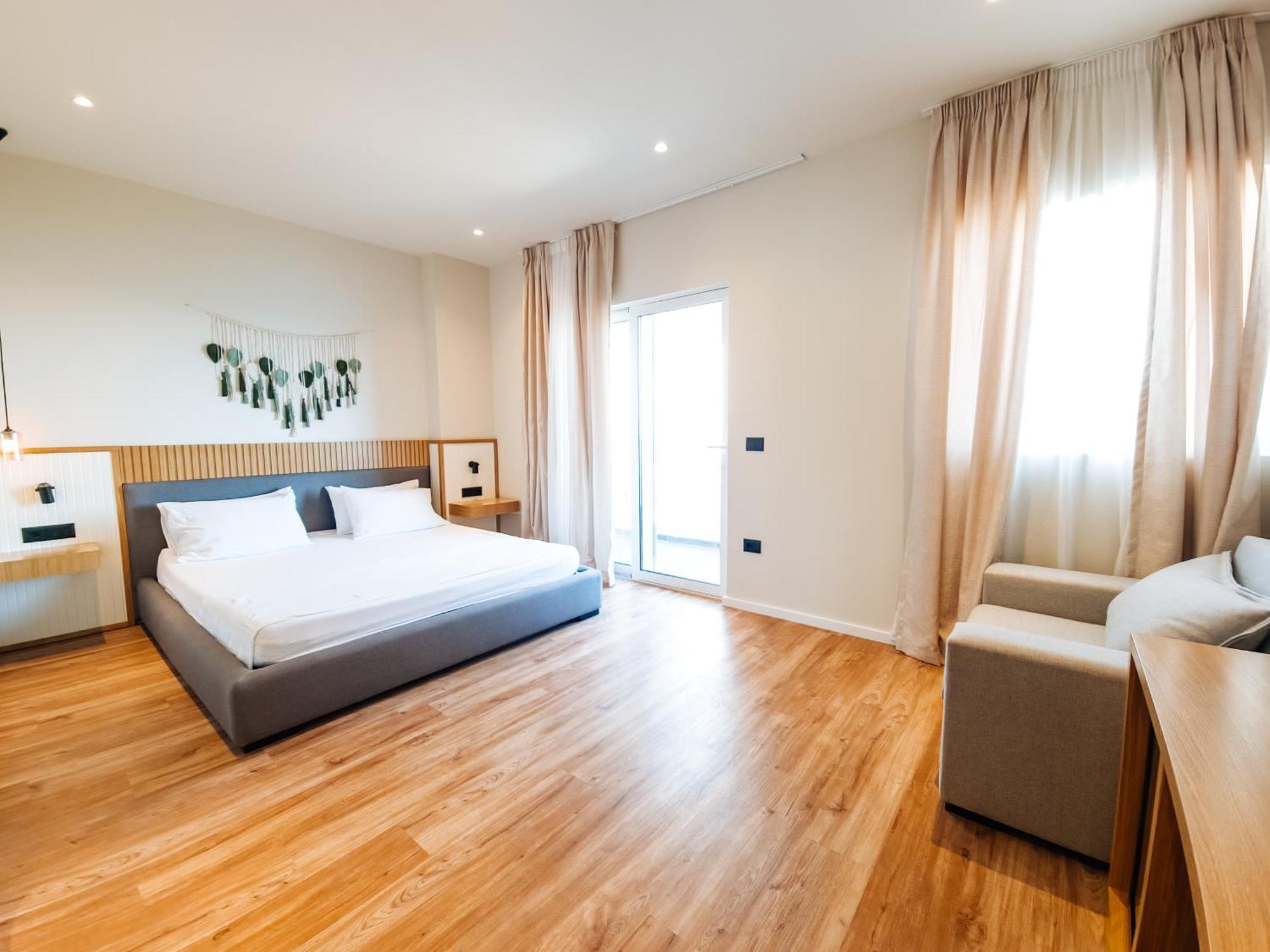 Sunset Shoreline - Sea View - Free Private Parking - Pool