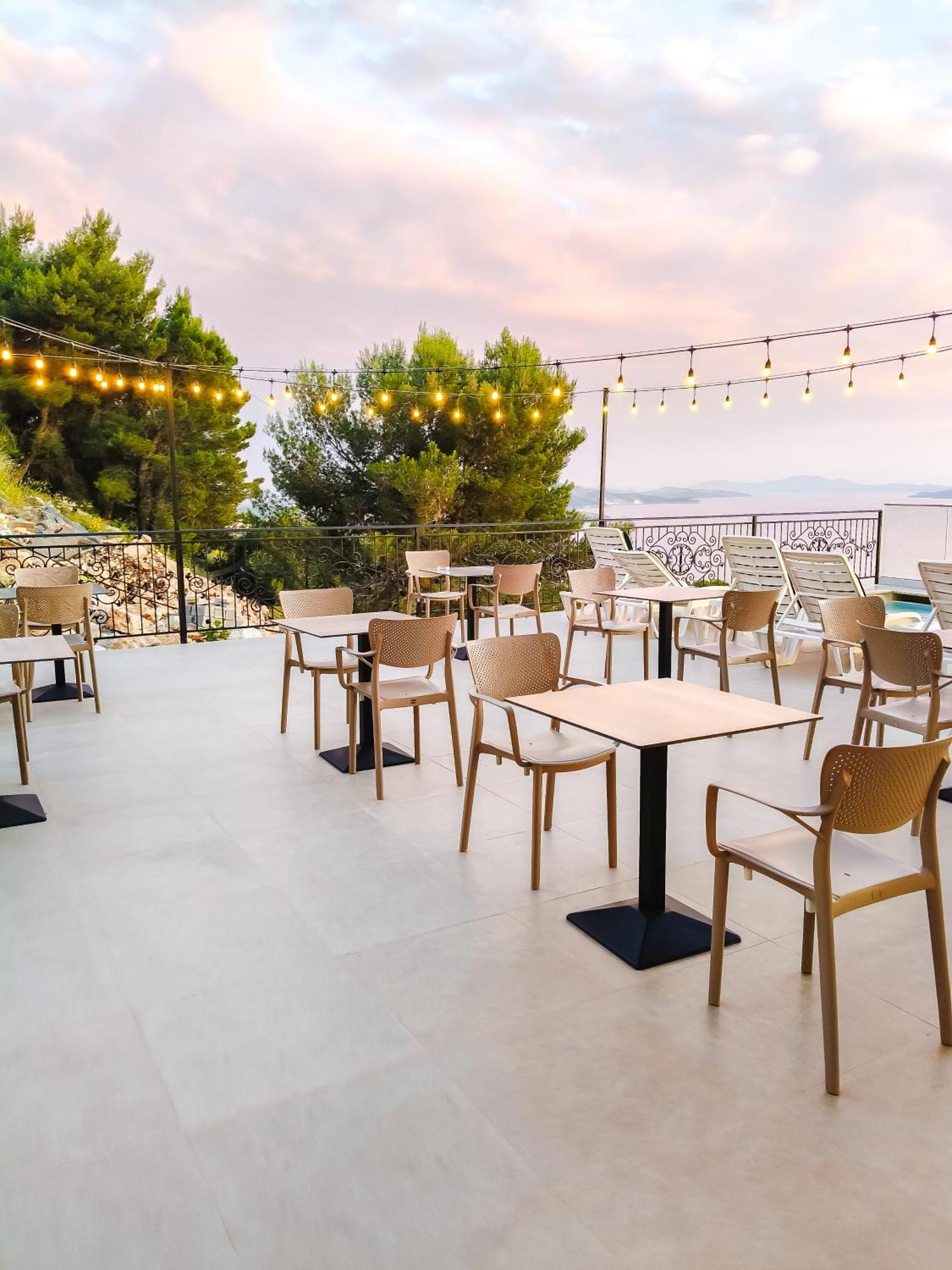Hotel Sunset Shoreline - Sea View - Free Private Parking - Pool Saranda